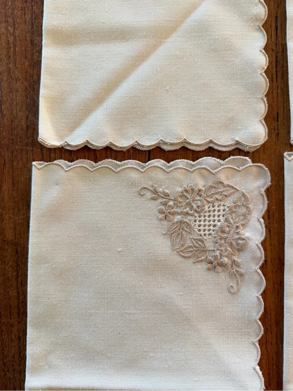 Vintage Embroidered Scalloped Edge Dinner Napkins - Cream/Tan 12